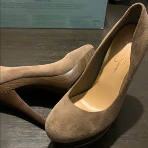 Jessica Simpson’s suede shoes